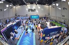 维尼修斯又遭种族歧视，对手球迷当他面模仿猴子动作